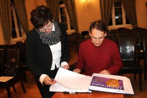 Sabina Jankowska and Alexey Komarov looking at the concert chronicle in the District Office in Trzebnica. Photo by Jowita Małogoska.